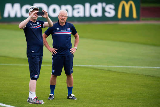 Roland Andersson (th) på Islands fotbollslandslags träning