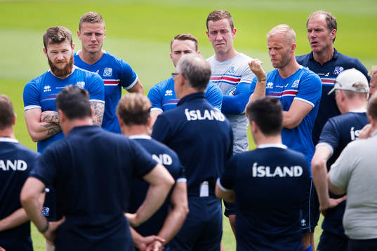 Spelarna med Aron Gunnarsson, Ragnar Sigurdsson och Eidur