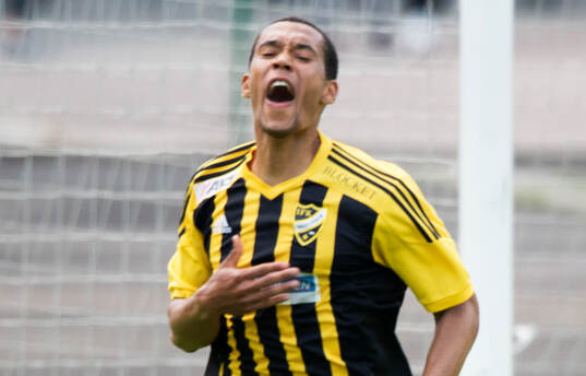 IFK Hässleholms Kevin Thompson har gjort 0-1 på straff i