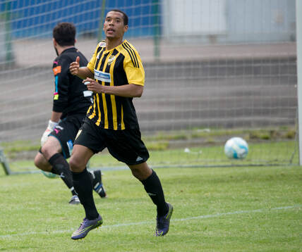 IFK Hässleholms Kevin Thompson har gjort 0-1 på straff i