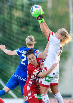 Piteås målvakt Hilda Carlén plockar ner en boll