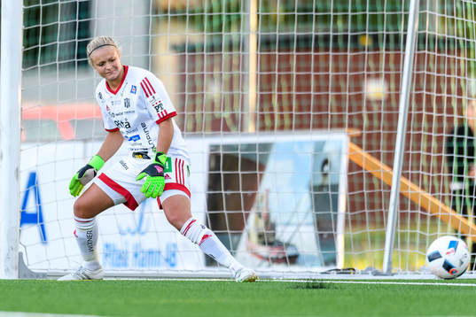 s Mimmi Larsson (ej i bild) gör mål på straff