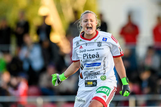 Piteås målvakt Hilda Carlén jublar
