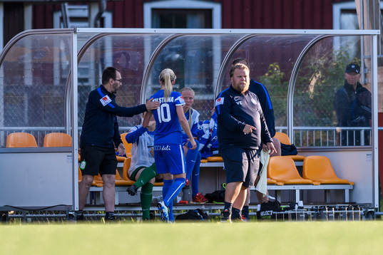 s Olivia Schough blir utbytt i början av andra halvlek