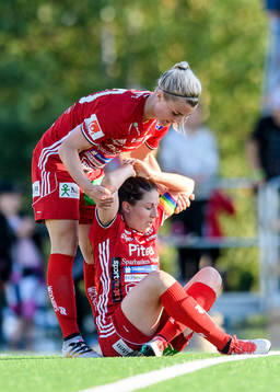 Piteås Emelie Lövgren hjälper Josefin Johansson som har