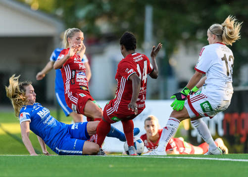 Kaos framför Piteås målvakt Hilda Carlén i slutet av