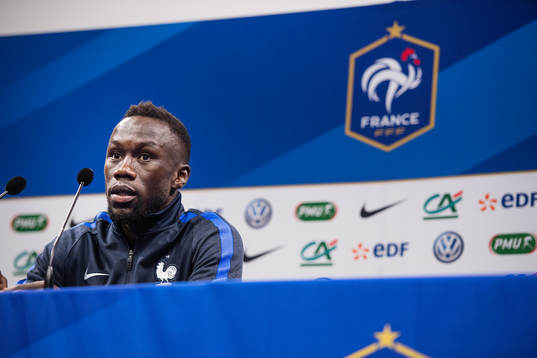 Bacary Sagna på Frankrikes fotbollslandslags presskonferens