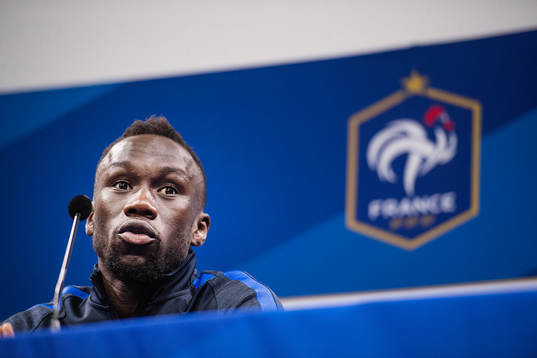 Bacary Sagna på Frankrikes fotbollslandslags presskonferens