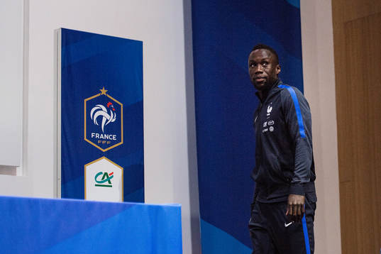 Bacary Sagna på Frankrikes fotbollslandslags presskonferens
