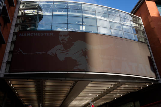 En ledskylt med Zlatan vid Arndale shopping center