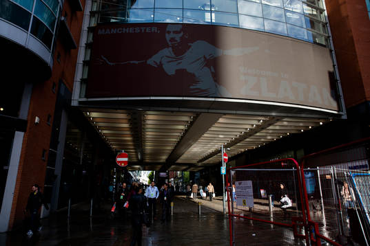 En ledskylt med Zlatan vid Arndale shopping center