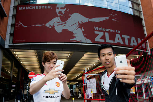United supportrar vid namn Oachin och Stephen tar selfies