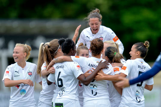 Rosengårds Natasa Andonova jublar med lagkamraterna