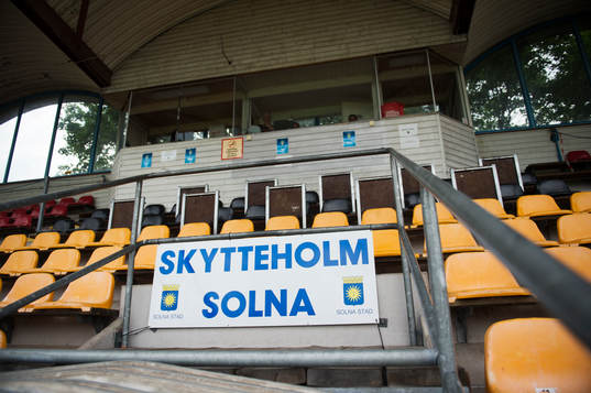 En skylt för Skytteholms IP sitter uppe på läktaren