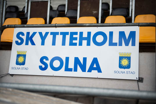 En skylt för Skytteholms IP sitter uppe på läktaren