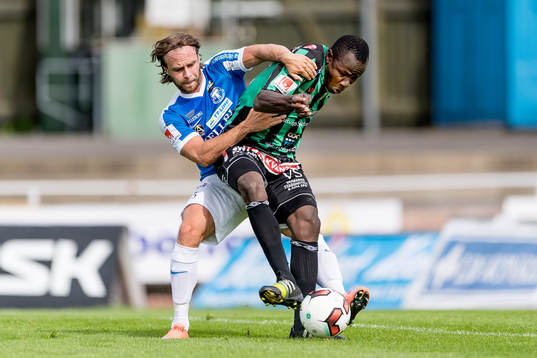 Trelleborgs Robin Jacobsson och Varbergs Nsima Peter