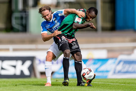 Trelleborgs Robin Jacobsson och Varbergs Nsima Peter