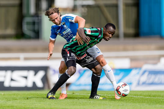 Trelleborgs Robin Jacobsson och Varbergs Nsima Peter