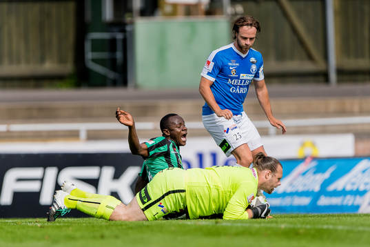 Trelleborgs målvakt Fredrik Persson räddar framför