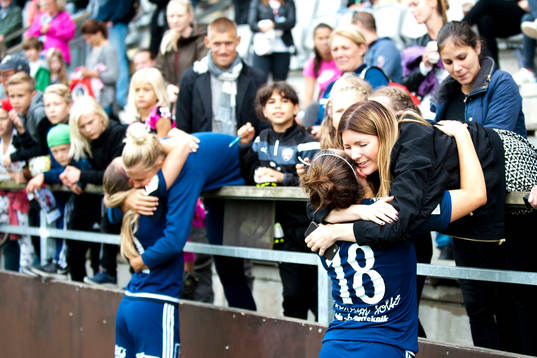 Kvarnsvedens Lisa Lind och Lova Lundin tackas av publiken
