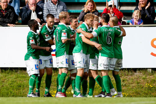 Ljungskiles Hannes Stiller jublar med lagkamraterna