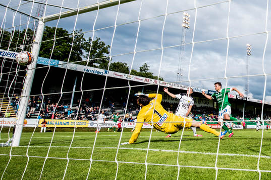 Ljungskiles Hannes Stiller gör 1-0 bakom GAIS målvakt