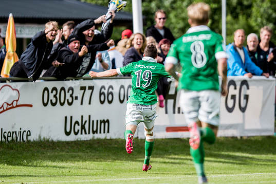 Ljungskiles Hannes Stiller har gjort 1-0 och jublar med