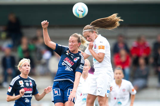 Rosengårds Ebba Wieder nickar