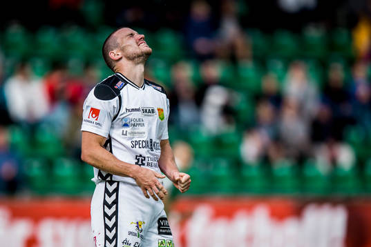 GAIS James Sinclair reagerar och har ont i handen