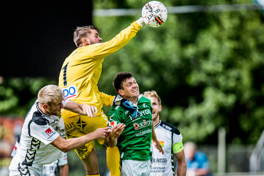 GAIS målvakt Tommi Vaiho boxar bollen före Ljungskiles