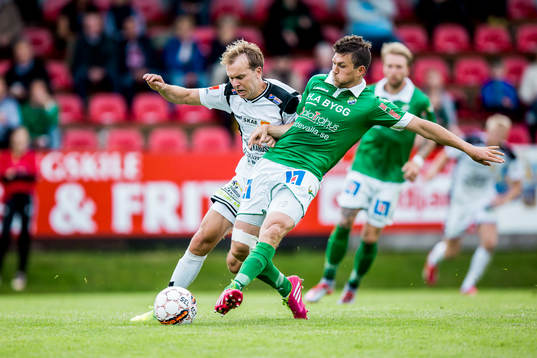 GAIS Craig Henderson och Ljungskiles Hannes Stiller  i duell