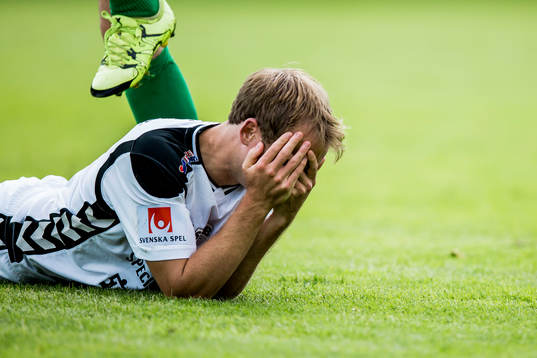 GAIS Craig Henderson tar sig för ansiktet