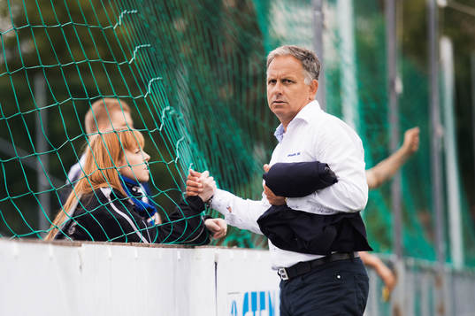 Halmstads tränare Jan Jönsson gör en high-five med en