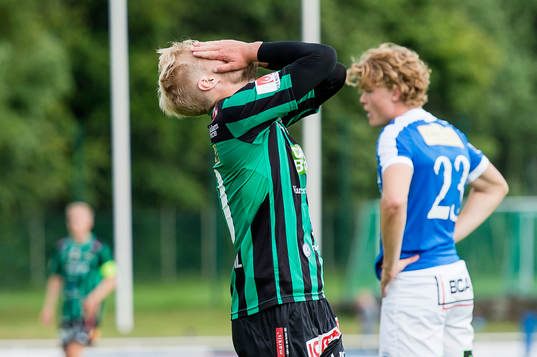 Varbergs Sebastian Crona deppar