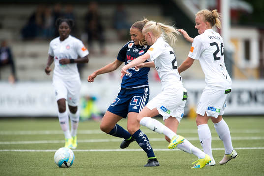 Rosengårds Ebba Wieder och Emma Pennsäter jagar