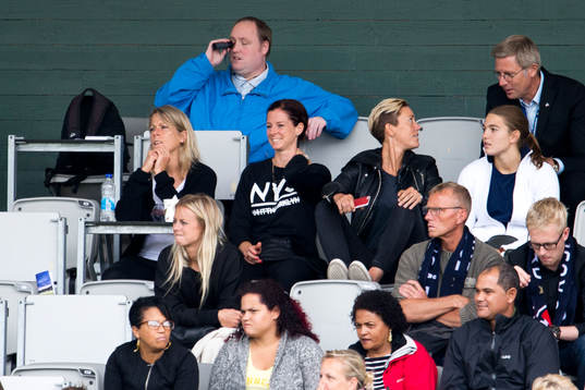 Rosengårds Lotta Schelin följer spelet från läktare