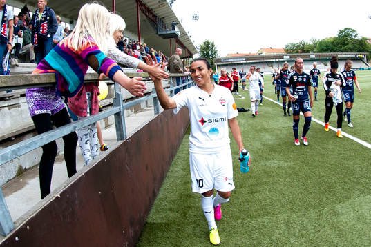 Rosengårds Marta Viera Da Silva grattas av åskådare