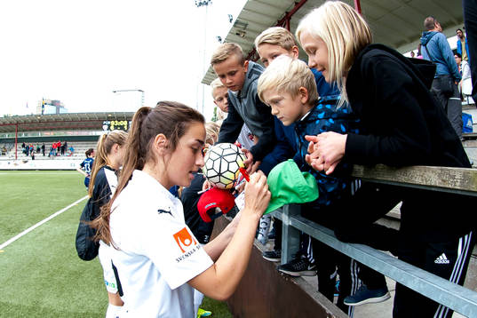 Rosengårds Edina Filekovic skriver autografer