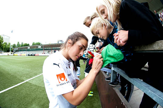Rosengårds Edina Filekovic skriver autografer