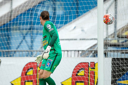 Bollen går in bakom Falkenbergs målvakt Otto Martler