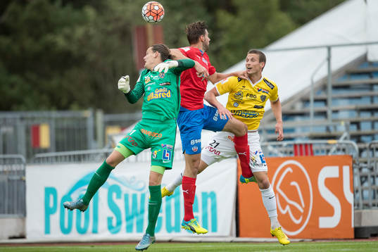 Falkenbergs målvakt Otto Martler och Helsingborgs Mikael