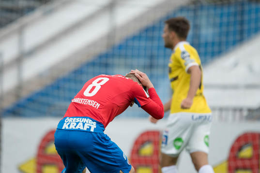 Helsingborgs Martin Christensen (med ryggen i bild) deppar