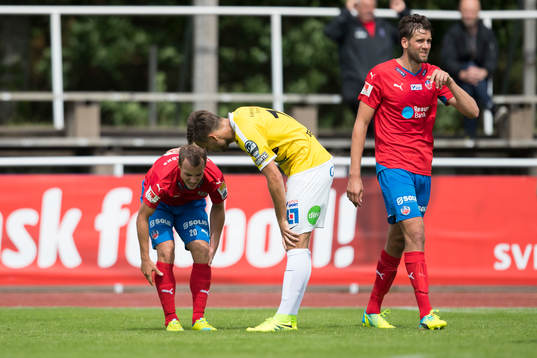 Helsingborgs Carl Wede har ont och Falkenbergs Johannes