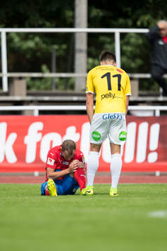 Helsingborgs Carl Wede har ont och Falkenbergs Johannes
