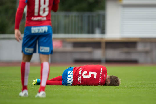 Helsingborgs Johan Mårtensson ligger på marken och har ont