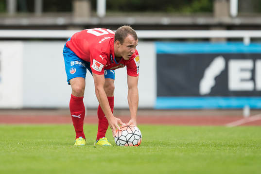 Helsingborgs Carl Wede lägger upp bollen
