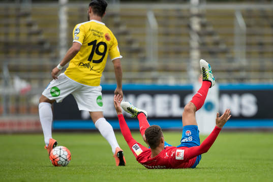 Helsingborgs Jordan Larsson ligger på marken