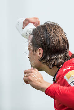 Helsingborgs Linus Hallenius kyler ned sitt ansikte