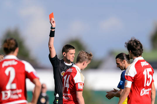 Domare Magnus Lindgren ger Degerfors Erik Sachs rött kort