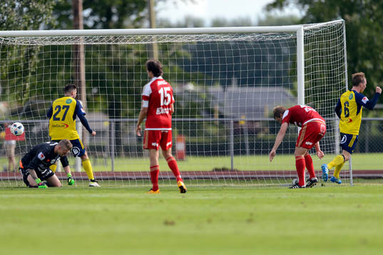 Ängelholms Albin Nilsson (h) har gjort 1-1 och jublar